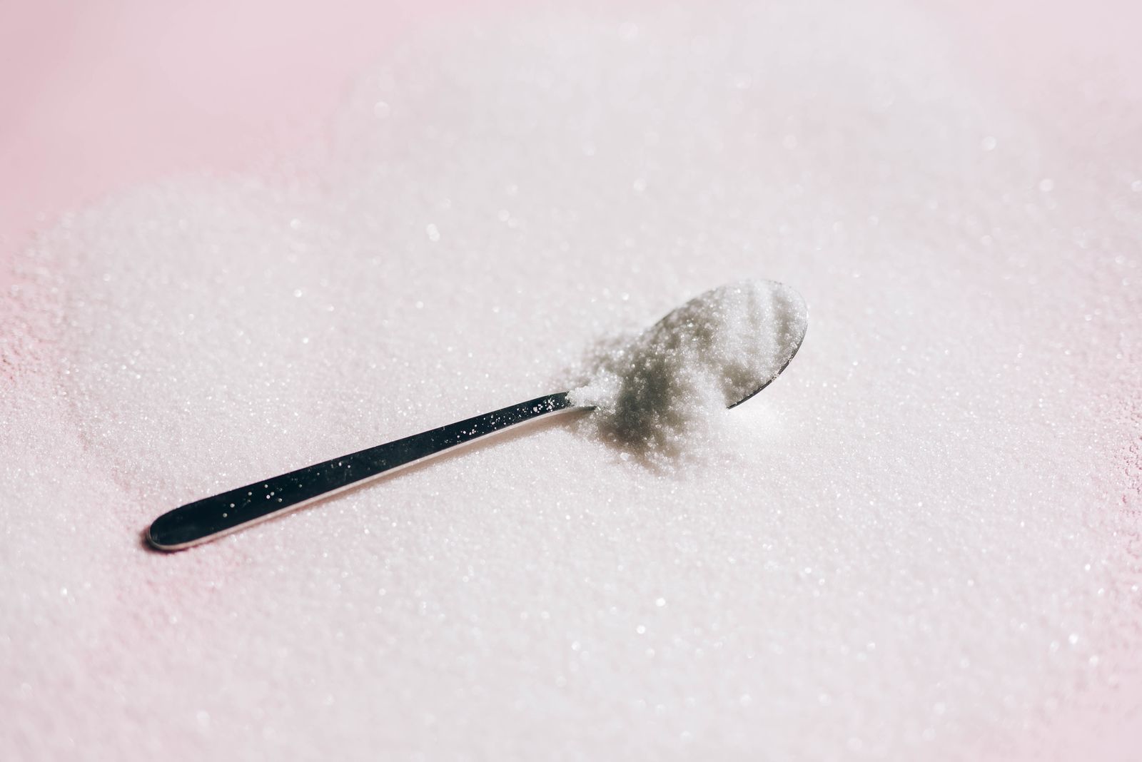 A spoonful of plain white sweetener powder.