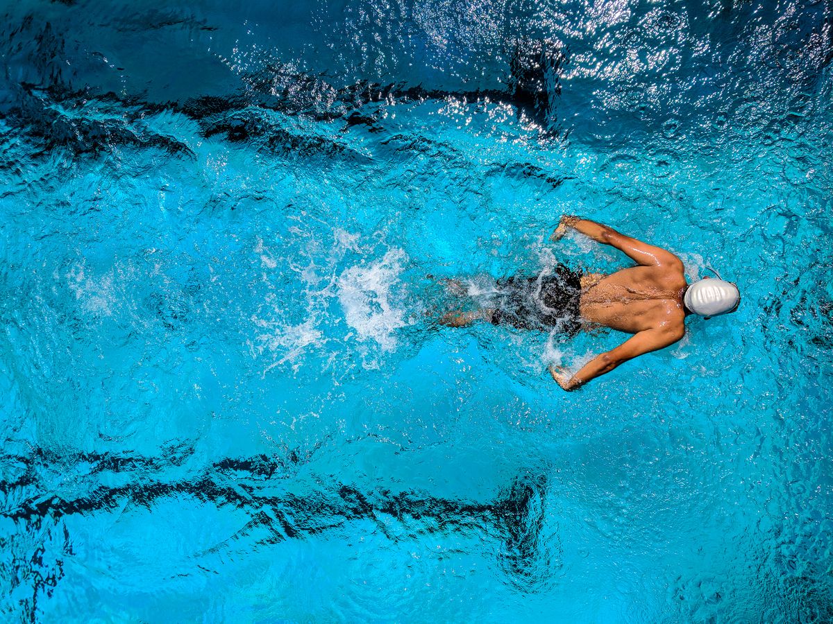 Overhead view of a swimmer holding a long, flat freestyle body position.