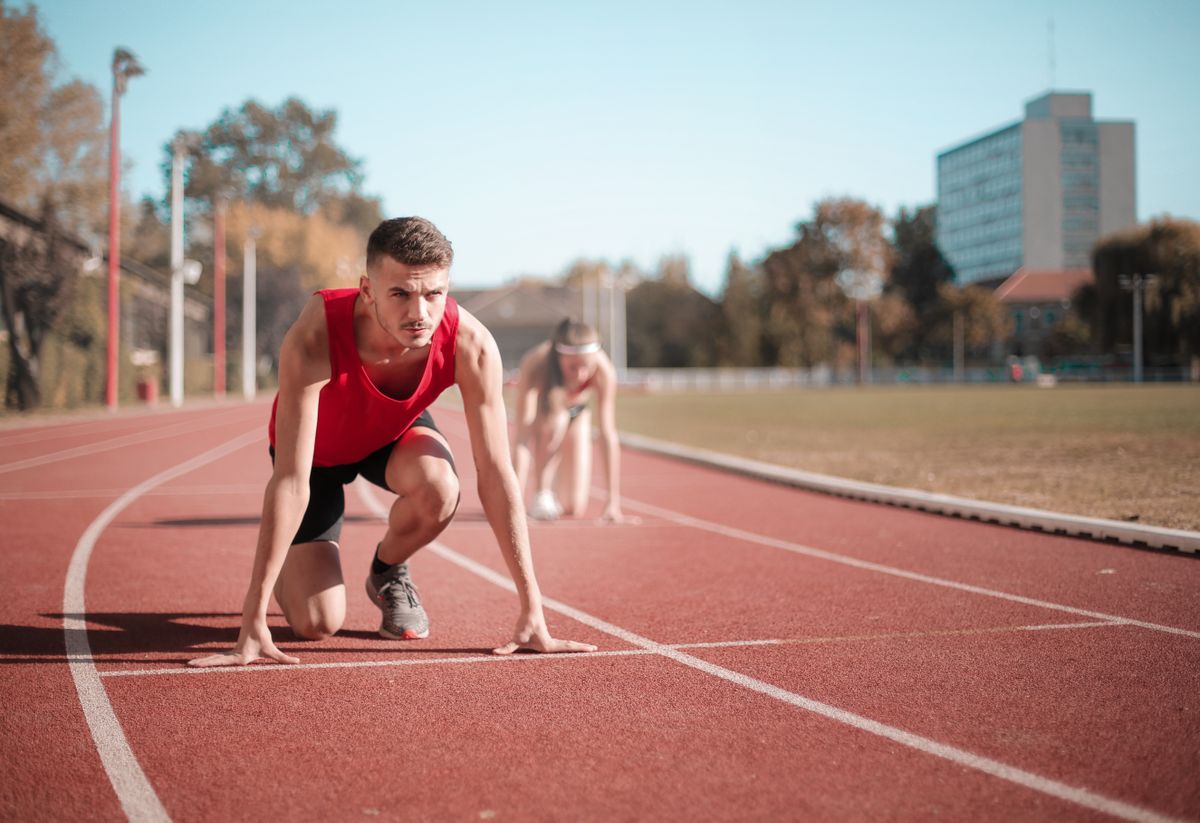 A runner doing a hard interval on the track to raise VO2 max.